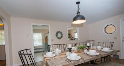 Spacious Retreat, High Speed Wi-Fi! Walk To Lake and Camp of the Woods!
