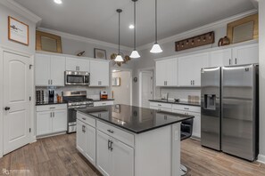 Kjøleskap, mikrobølgeovn, ovn og kokeplater