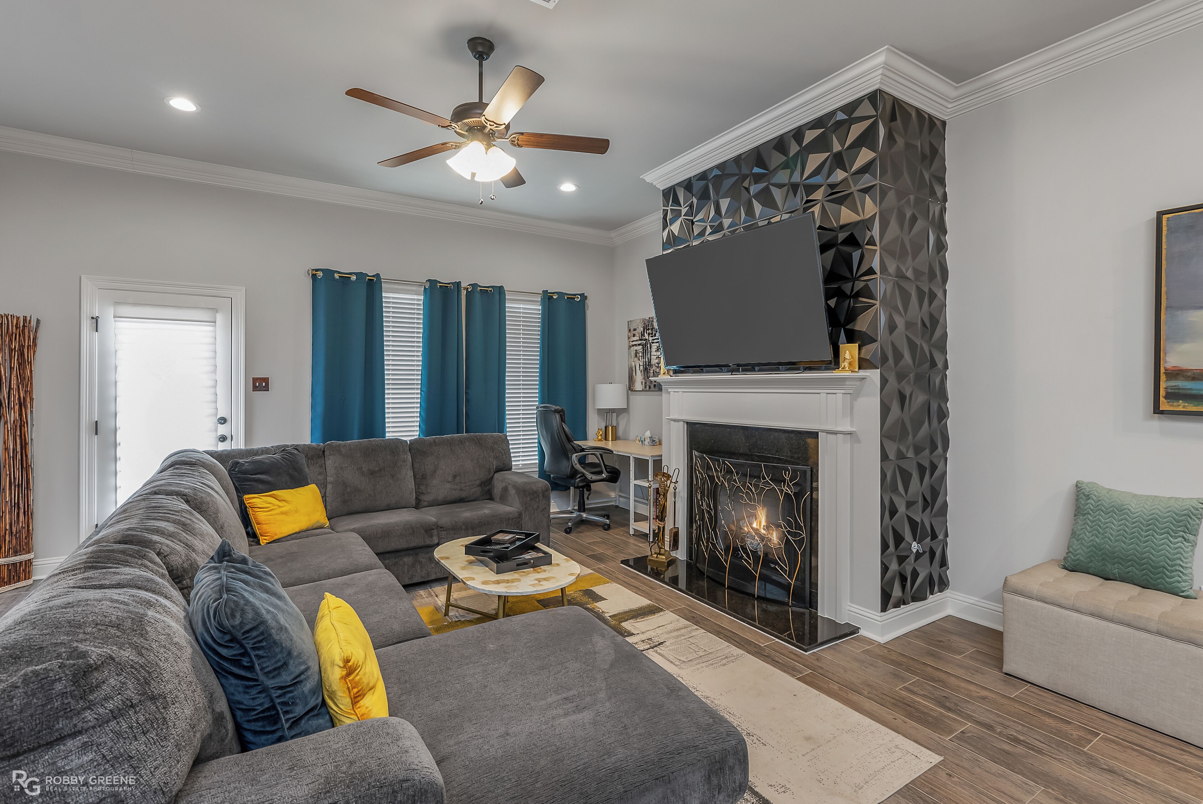 Smart TV, chimenea, libros y impresora 