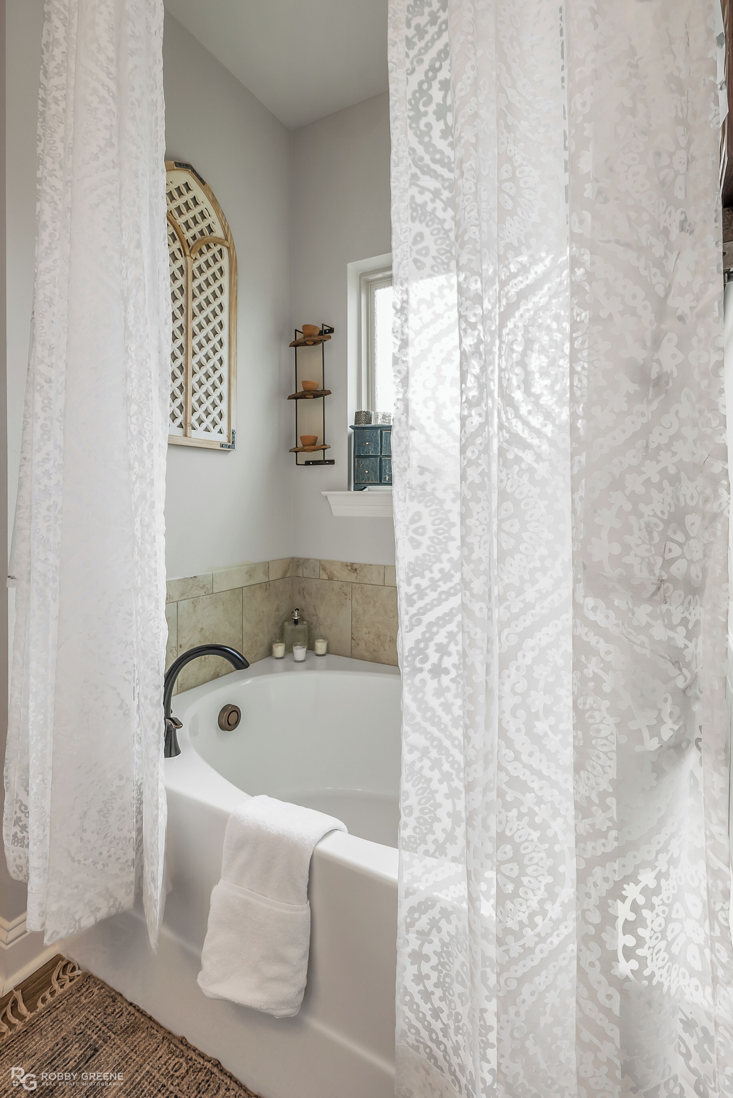 Combined shower/bathtub, hair dryer, towels, soap