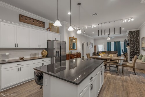 Modern Regional Art Gallery Home! - Spacious & New. Tv in each room.