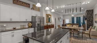 Modern Regional Art Gallery Home! - Spacious & New. Tv in each room.