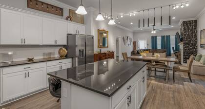 Modern Regional Art Gallery Home! - Spacious & New. Tv in each room.