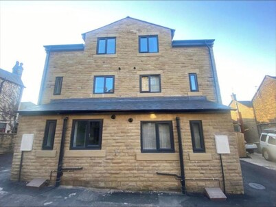 Modern 3 Bedroom Holiday Home - Private Parking  - sleeps 10 - 2 Min M62