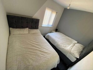 3 bedrooms, in-room safe, desk, iron/ironing board