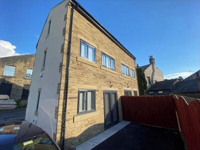 Modern 3 Bedroom Holiday Home - Private Parking  - sleeps 10 - 2 Min M62