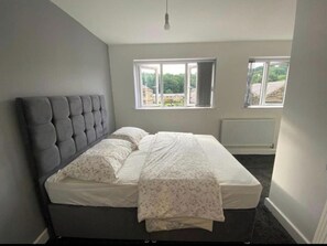 3 chambres, coffres-forts dans les chambres, bureau