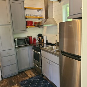 Private kitchen - Bev's Place - a quaint tiny house in a secure community with amenities to enjoy! (Clarkesville)