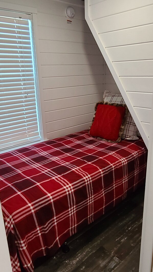 Room - Bev's Place - a quaint tiny house in a secure community with amenities to enjoy! (Clarkesville)