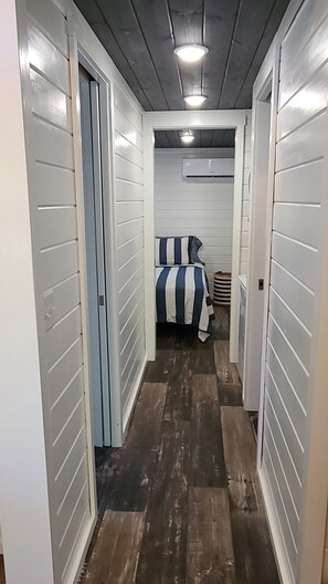 Room - Bev's Place - a quaint tiny house in a secure community with amenities to enjoy! (Clarkesville)