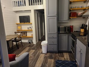 Private kitchen - Bev's Place - a quaint tiny house in a secure community with amenities to enjoy! (Clarkesville)