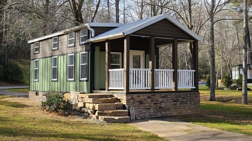 Bev's Place - a quaint tiny house in a secure community with amenities to enjoy!