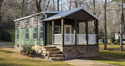 Bev's Place - a quaint tiny house in a secure community with amenities to enjoy!