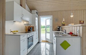 Jääkaappi, mikroaaltouuni, liesi, astianpesukone