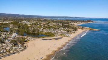 Plage à proximité, chaises longues, serviettes de plage