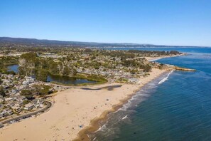 Plage à proximité, chaises longues, serviettes de plage