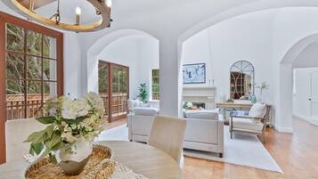 Smart TV, chimenea y impresora