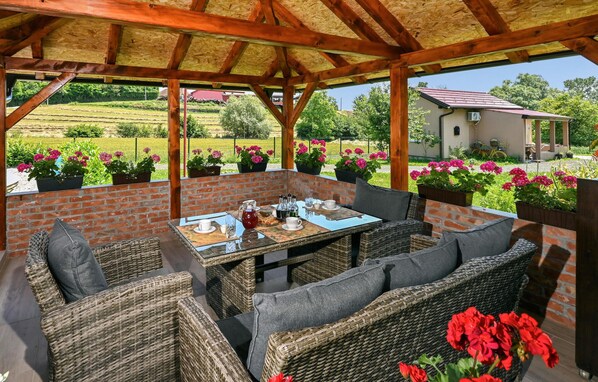 تناول الطعام بالخارج