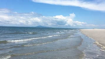 Nær stranden og solsenger