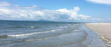 Nær stranden og solsenger