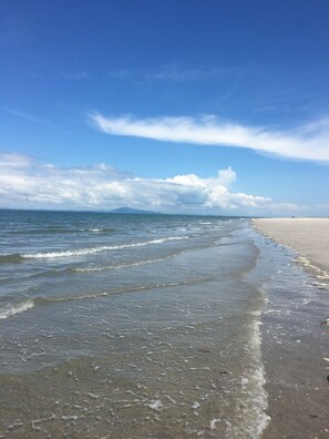 Perto da praia, espreguiçadeiras