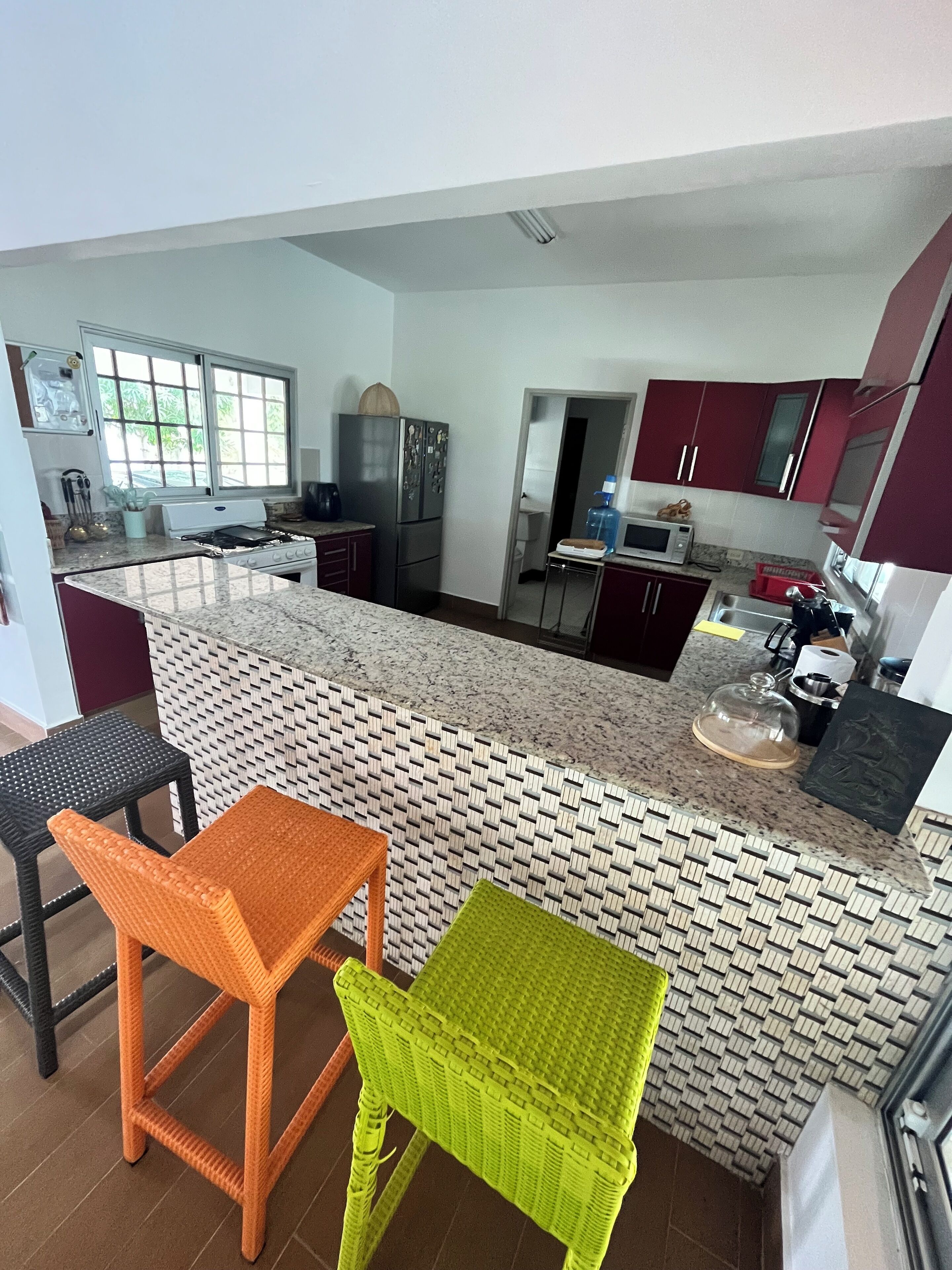 Kjøleskap, mikrobølgeovn, ovn og kokeplater