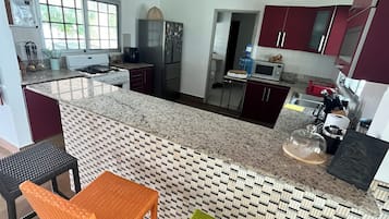 Kjøleskap, mikrobølgeovn, ovn og kokeplater