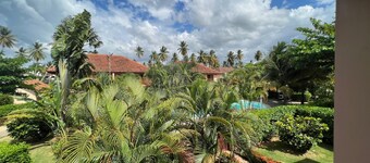 4 bedrooms/3baths townhouse best location 2 min to the Beach