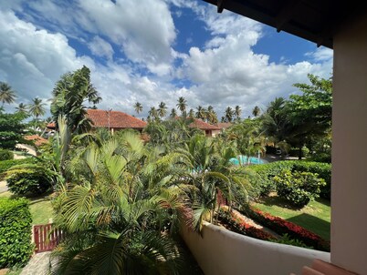 4 bedrooms/3baths townhouse best location 2 min to the Beach