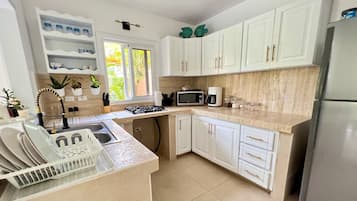 Refrigerador, microondas, horno y parrilla de estufa