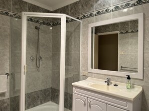 Shower - Hawker 4BR House（Air-Con, WiFi, Netflix, Parking） (Hawker)