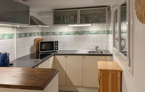 Een koelkast, een kookplaat, een koffiezetapparaat/waterkoker