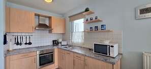 Een koelkast, een microgolfoven, een oven, een kookplaat