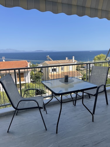 Cozy apt. 5 minutes from Kokkino Limanaki beach and close to airport