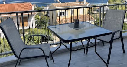 Cozy apt. 5 minutes from Kokkino Limanaki beach and close to airport