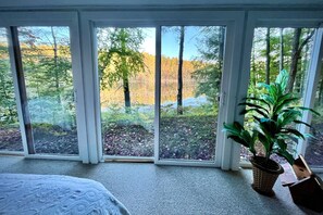 4 chambres, bureau, fer et planche à repasser, lit parapluie