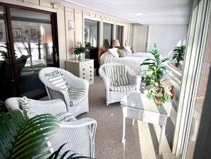 4 chambres, bureau, fer et planche à repasser, lit de bébé portatif