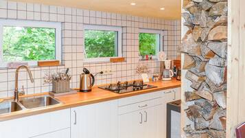 Kühlschrank, Ofen, Herdplatte, Wasserkocher mit Kaffee-/Teezubehör