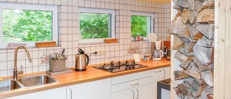 Réfrigérateur, four, plaque de cuisson, cafetière/bouilloire