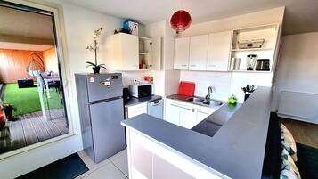 Réfrigérateur, micro-ondes, four, plaque de cuisson