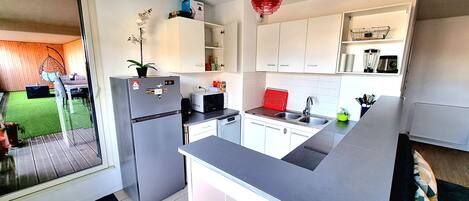 Refrigerador, microondas, horno, placa de cocina