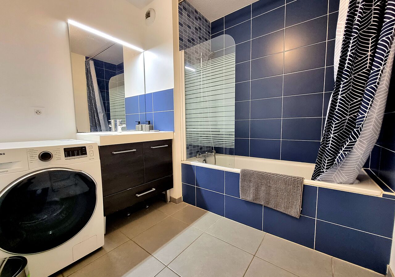 Baignoire, baignoire à jets, sèche-cheveux, serviettes fournies