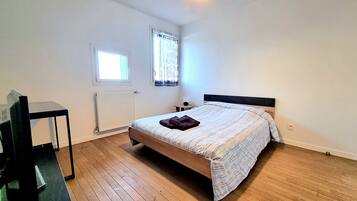 2 bedrooms, desk, iron/ironing board, free WiFi