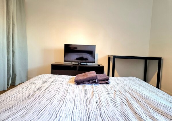 3 bedrooms, desk, iron/ironing board, free WiFi