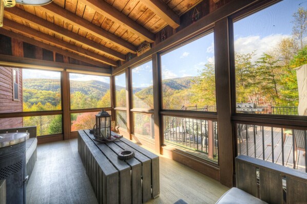 Interior - Private Luxury Cabin, Stunning Mountain Views & Hot Tub by Shenandoah (Stanardsville)