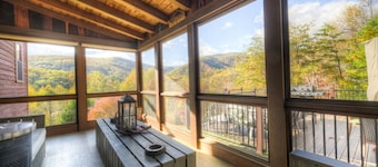 Private Luxury Cabin, Stunning Mountain Views & Hot Tub by Shenandoah