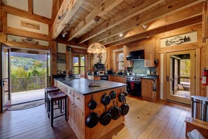 Fridge, microwave, oven, stovetop - Private Luxury Cabin, Stunning Mountain Views & Hot Tub by Shenandoah (Stanardsville)