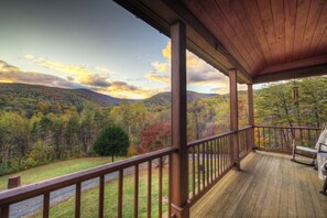 Property grounds - Private Luxury Cabin, Stunning Mountain Views & Hot Tub by Shenandoah (Stanardsville)