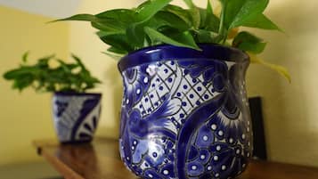 Una planta en maceta con un diseño azul y blanco sobre una superficie de madera.