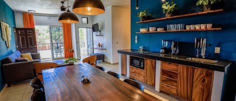 Appartamento Design | Cucina privata | Frigorifero, microonde, piano cottura, tostapane